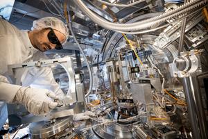 Dr. Ulf Zastrau heads the HED experimental station at the European XFEL. In the HED beam chamber the flashes from the X-ray laser must meet the light pulses from the ReLaX high-power laser operated by the HZDR in order to detect vacuum fluctuations.