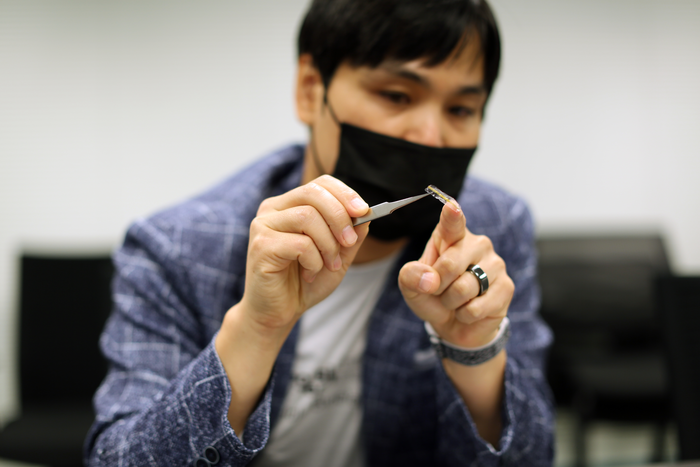 Woon-Hong Yeo with device