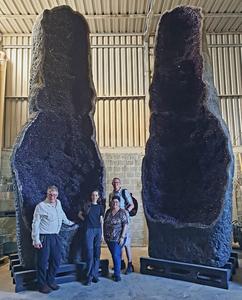 Forschende der Universität Göttingen vor einer riesigen Amethyst-Geode in Uruguay. Von links nach rechts: Dr. Klaus Wemmer, Fiorella Arduin Rode, Dr. Graciela Sosa, Dr. Alfons van den Kerkhof