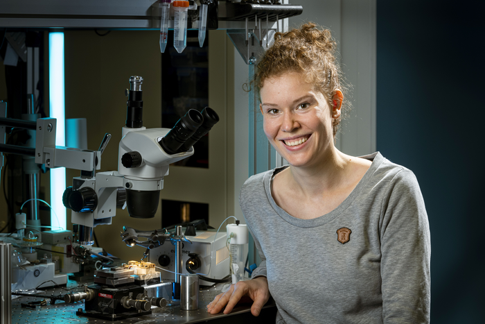 Physicist Larissa Kohler has developed the new optical resonator at KIT. (Photo: Markus Breig, KIT)