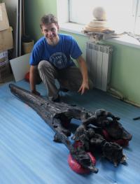 Nikolay Zverkov with a Skeleton of <em>Luskhan itilensis</em>