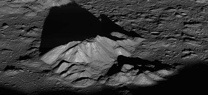 Central peak in Tycho crater