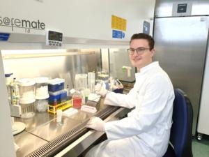 PhD student Phil Richter working in the lab