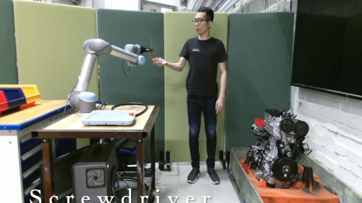 Context-aware robot co-worker