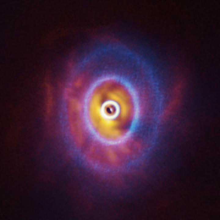 アルマ望遠鏡とVLTで観測したオリオン座GW星のまわりの&#