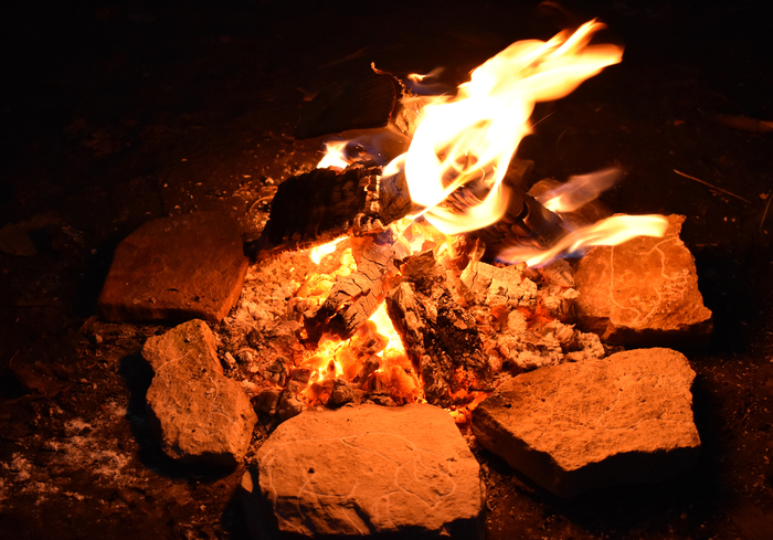 Photograph showing ambient light levels and the position of replica plaquettes in relation to the fire.