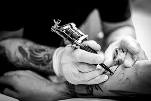 Effects of tattoos on the aesthetic appreciation of human stimuli as influenced by expertise, tattoo status, and age reflecting internalized social norms