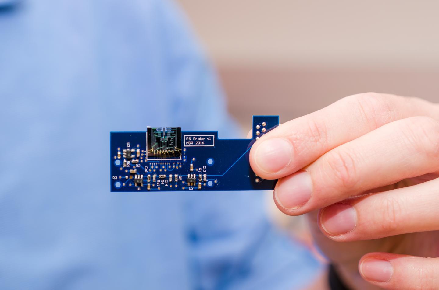 Engineers Shrink Microscope to Dime-sized Device