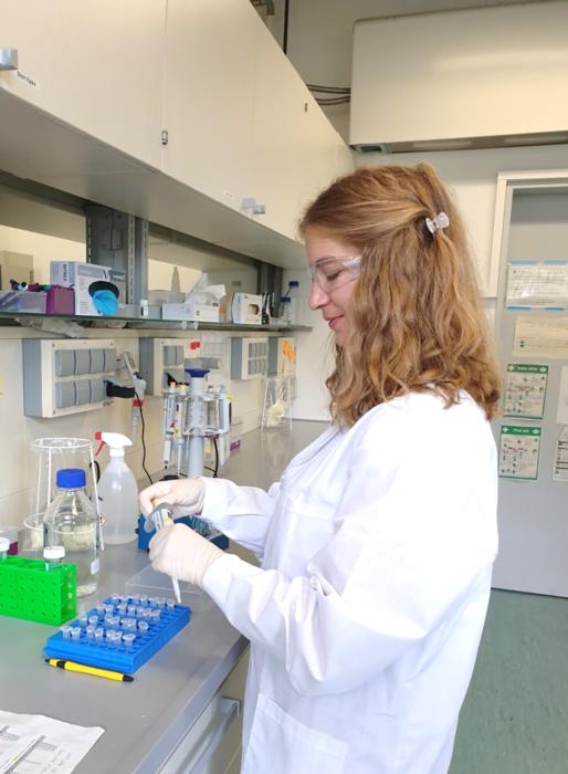 Silvia Schäfer working in the lab