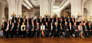 34 Renowned Chemistry Professors And 21 Young European Scientists Recreate The Iconic Photo Featuring Curie And Einstein