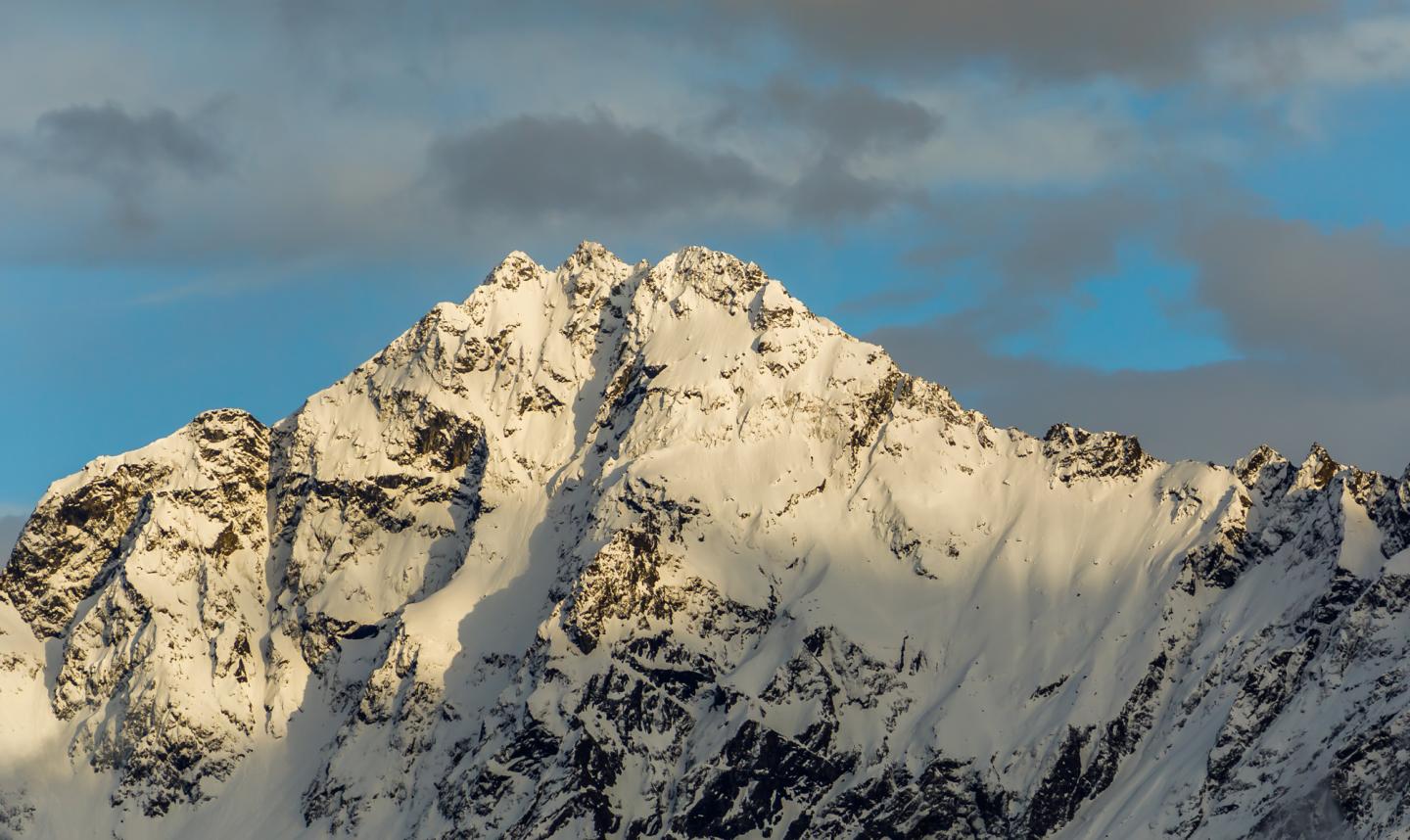 Uneven Distribution of the Mountain Snowpack