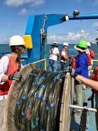 UT Marine Geology and Geophysics field class at sea