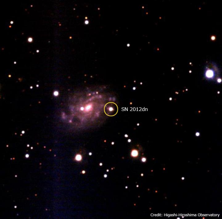 図2 広島大学1.5mかなた望遠鏡で取得された超新星爆発SN 2012dnの星野画像