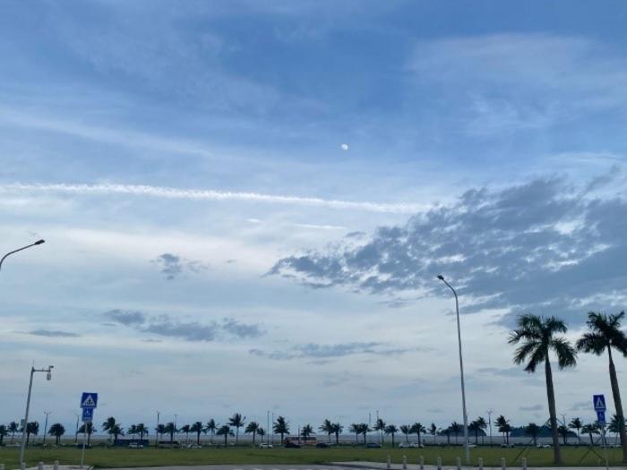 Cirrus clouds in the atmosphere over the South China Sea  (Location: Zhuhai, China)