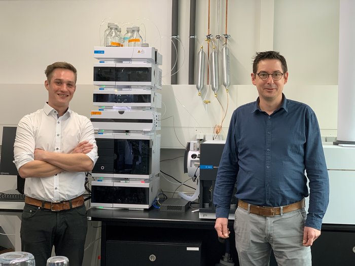 Felix Thoma and Bastian Blombach in the lab of the Professorship for Microbial Biotechnology at TUM Campus Straubing for Biotechnology and Sustainability.