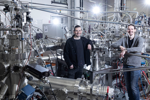 Dr. Peter Schüffelgen (left) and Tobias Schmitt (right) in front of the NanoCluster