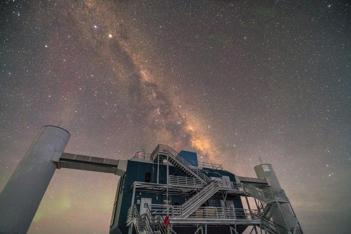 IceCube at the South pole with the Milky Way in the background