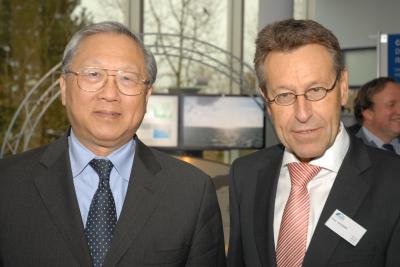 Dr. Lu Yongxiang and Dr. Wolfgang Kaysser, Helmholtz Association of German Research Centers