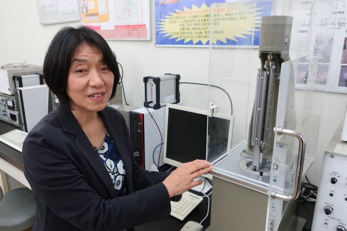 Professor INOUE Mari explaining the measuring instruments lined up in her lab