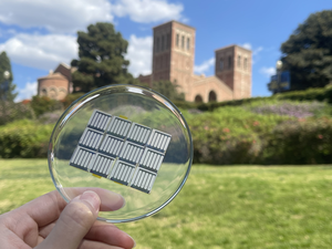 Thin film perovskite solar cell