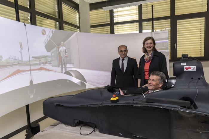 From left: Head of HCC Labs Eduardo Veas, State Councillor for Economy, Tourism, Regions, Science and Research Barbara Eibinger-Miedl and TU Graz Rector Horst Bischof in the racing simulator.