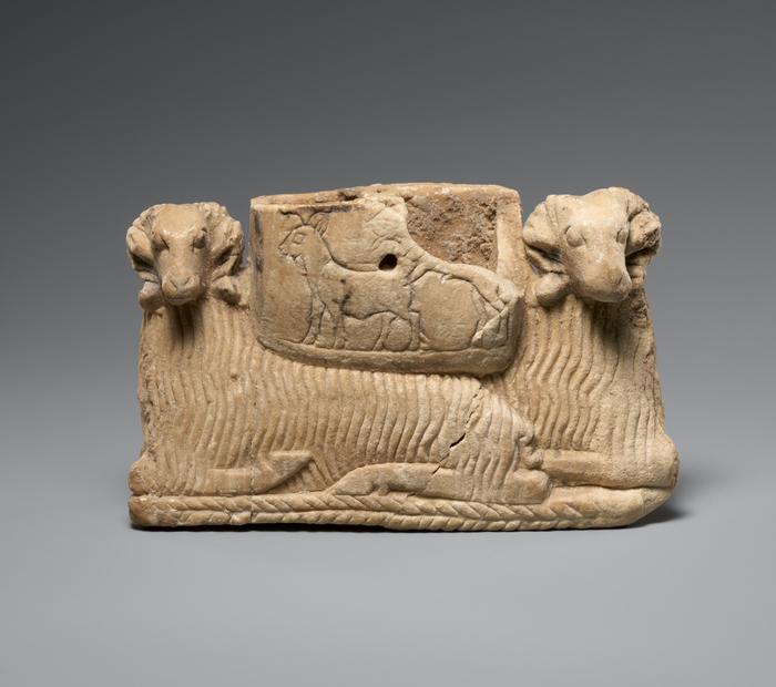 Vessel supported by two rams