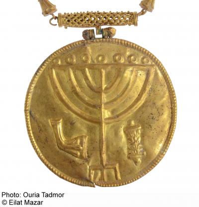 Ancient Gold Medallion Found at Foot of Temple Mount in Jerusalem (2 of 2)