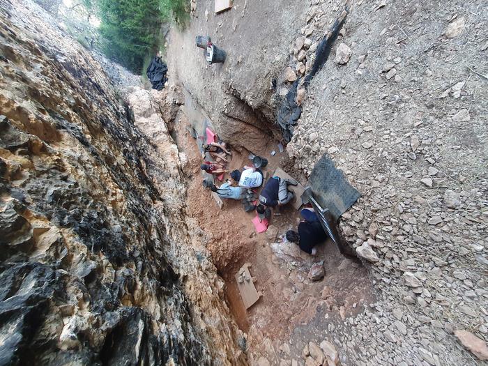 ) A glimpse into an excavation day at Abric Pizarro.