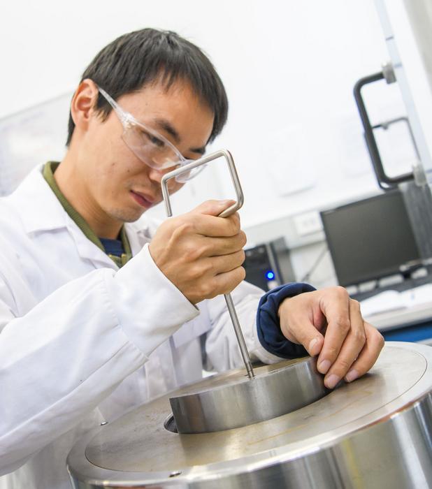 Chunfei Chen in laboratory