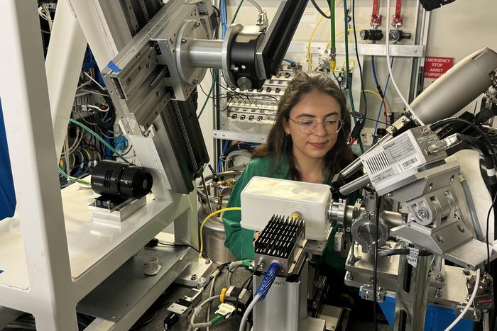 Clara Silva is positioning a sample for measurements in the X-ray emission spectrometer at the Rossendorf Bbeamline (ROBL).