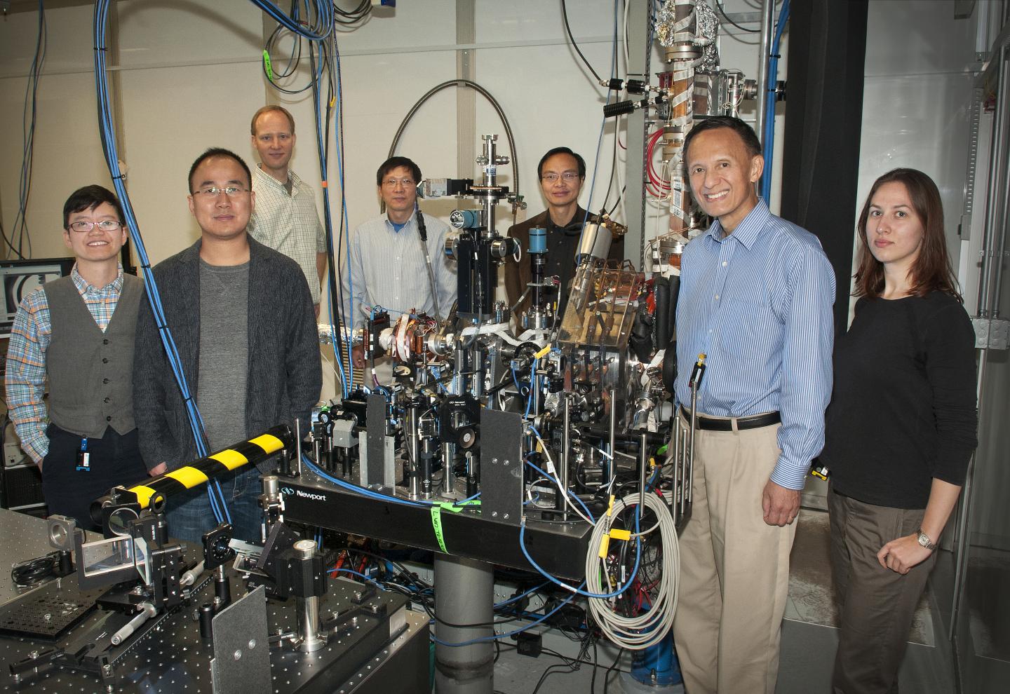 Yimei Zhu and Scientists Group Photo