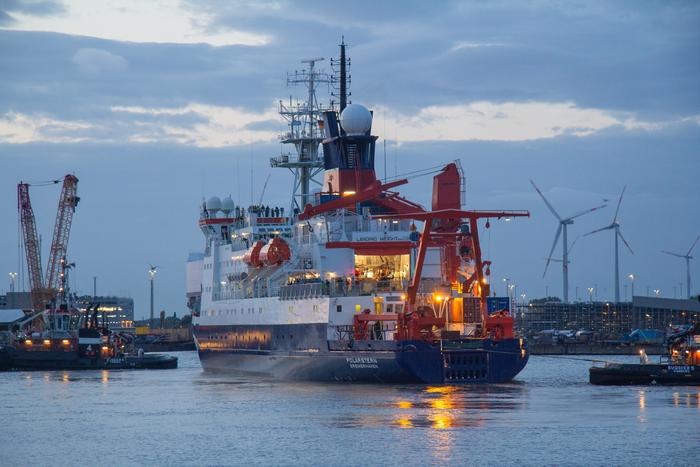 Polarstern leaves Bremerhaven