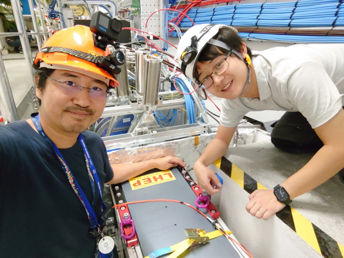 Prof. Dr. Akitaka Ariga (left), leader of the FASER group at University of Bern’s Laboratory for High Energy Physics (LHEP)