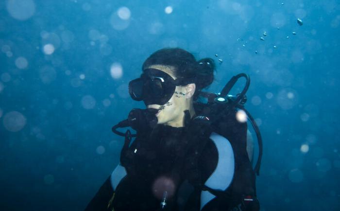 Helena Safavi diving