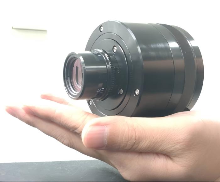 Photograph of the developed holographiccamera whose optical configuration