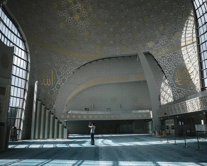 Innenansicht der Zentralmoschee in Köln