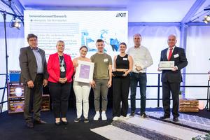 The winners of the idea award in the NEULAND innovation contest . From left to right: Prof Thomas Hirth, Prof Ute Schepers, Lea Franzreb, Eric Pohl, Anna Rösch, Prof Stefan Bräse, Axel Weisheit