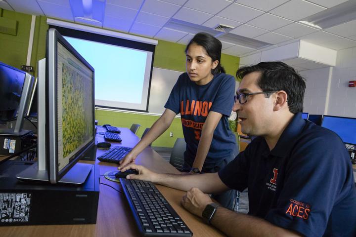 Nicolas Martin (Foreground) Works with Student to Visualize Digital Field Data