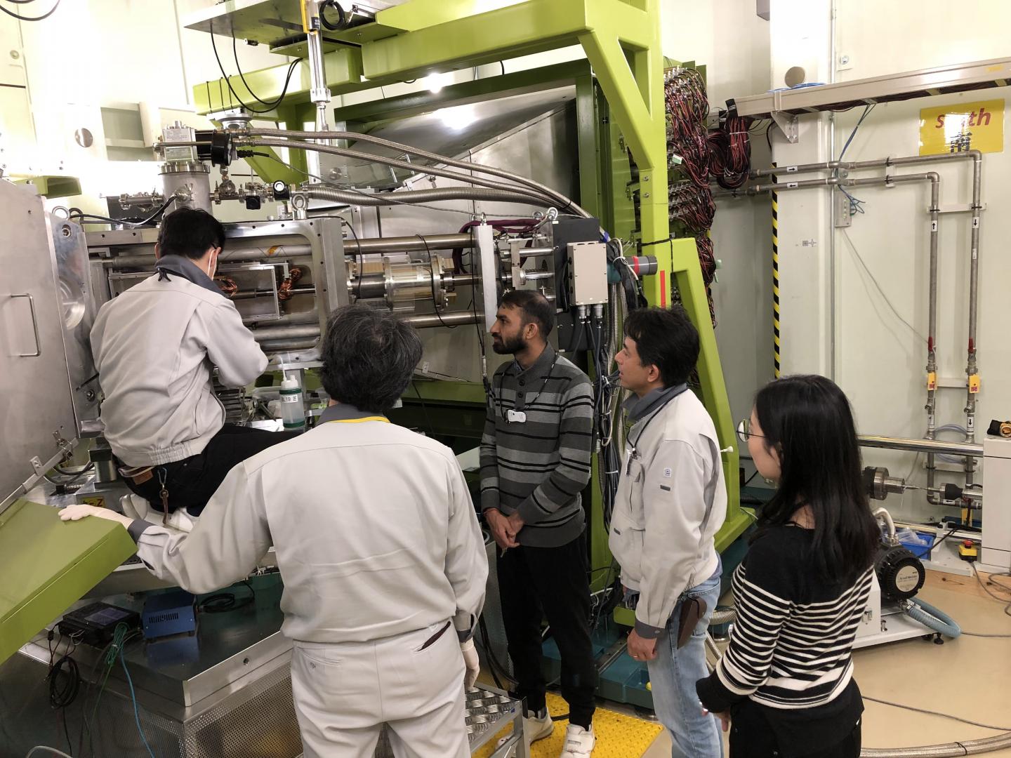 CityU Researchers Discuss the Experiment Strategy with Japanese Collaborators