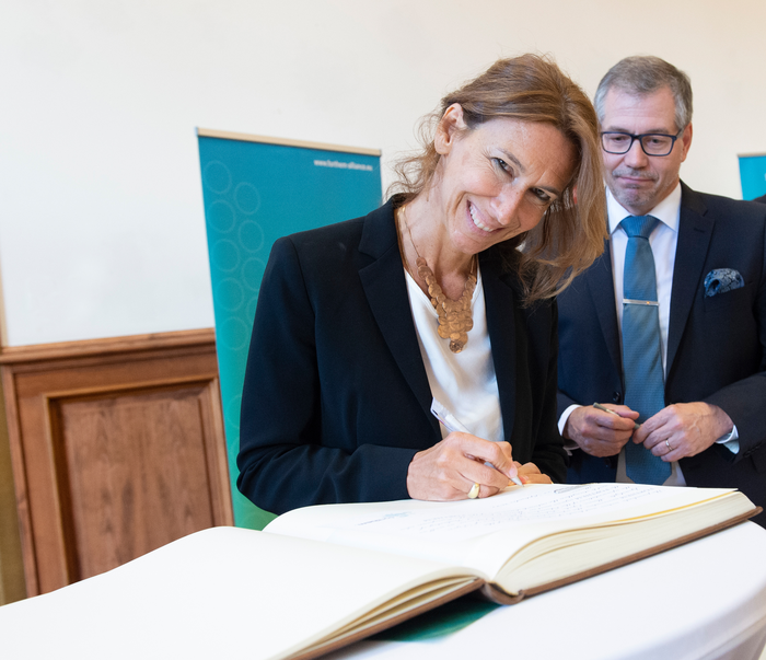 JGU Golden Book signing