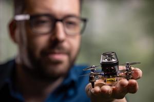 Tiny drone "CrazyFlie" weighs only 56 grams