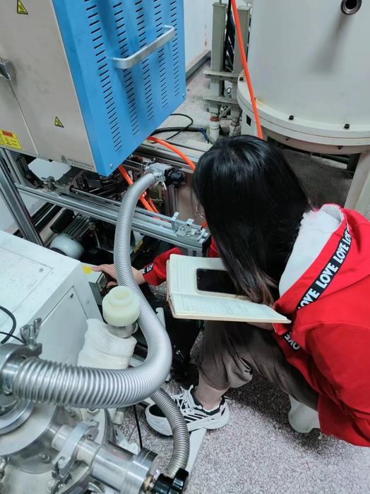 utilizes vacuum hot pressing to fabricate samples