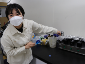 Hiroshima University Assistant Professor Ji Ha Lee at the laboratory