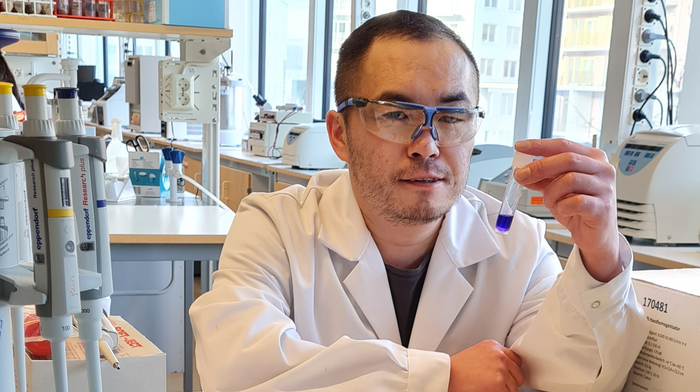 Hongji Yan in the lab