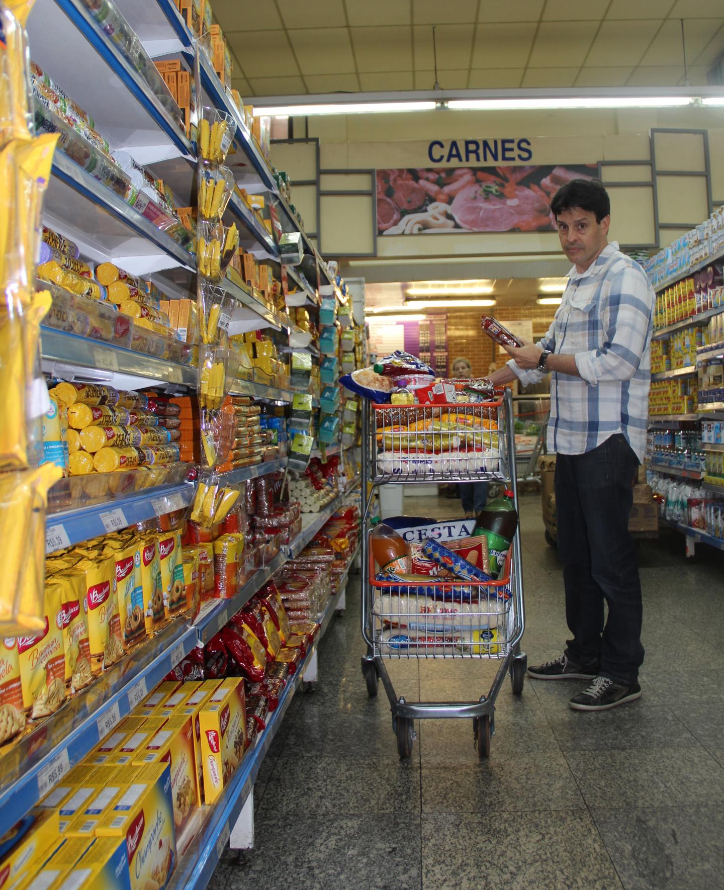 Lead Author, Gustavo Porpino, at the Supermarket