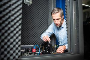 TU Delft researcher Gerard Verbiest in his lab