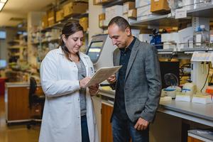 Wistar's Dr. Mohamed Abdel-Mohsen in the lab