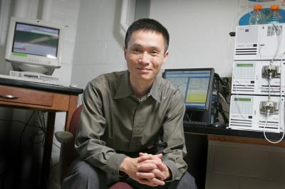 Chemist Studies the Twists and Turns of DNA