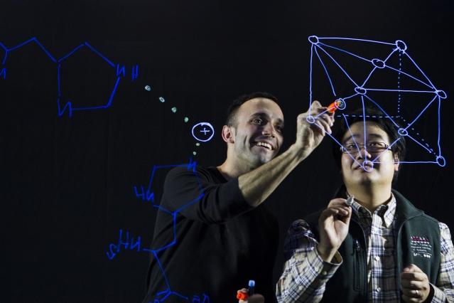 Francisco Martin-Martinez and Zhao Qin, FECYT - Spanish Foundation for Science and Technology 