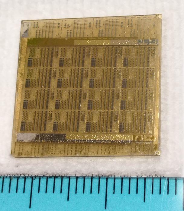 Gallium nitride (GaN) transistor on a diamond substrate